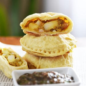 Indian-spiced Potato and Cauliflower Pockets. Amazing with mint chutney. Super easy to make. Try them for lunch, as an apetizer or dinner!