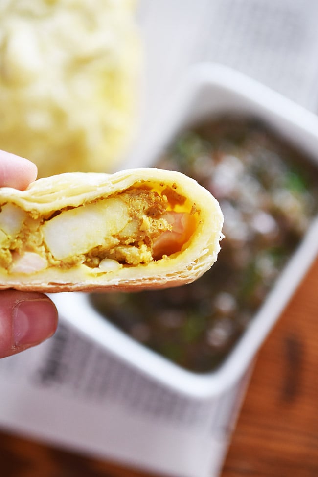 Indian-spiced Potato and Cauliflower Pockets. Amazing with mint chutney. Super easy to make. Try them for lunch, as an appetizer or dinner!