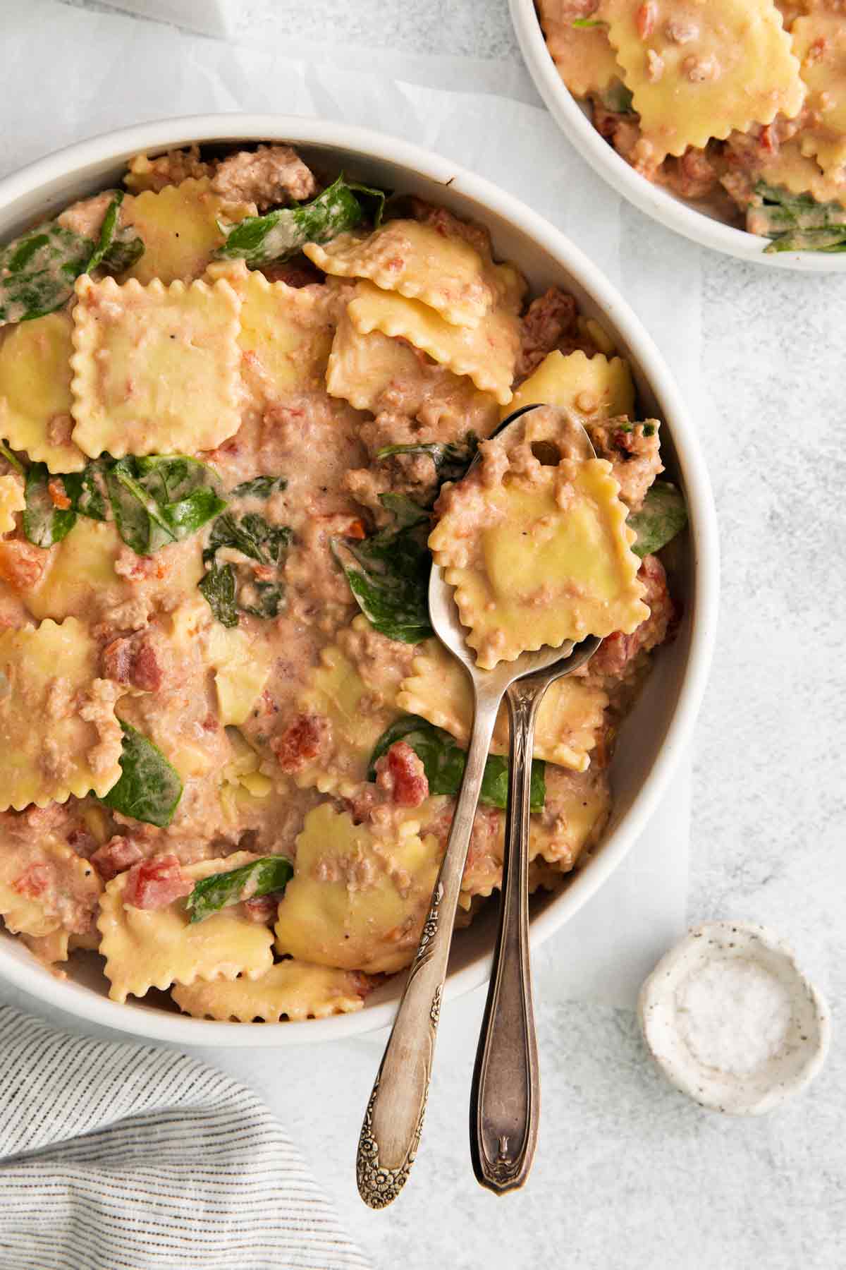 Easy Creamy Crockpot Ravioli with Spinach, Sauges and Tomoato