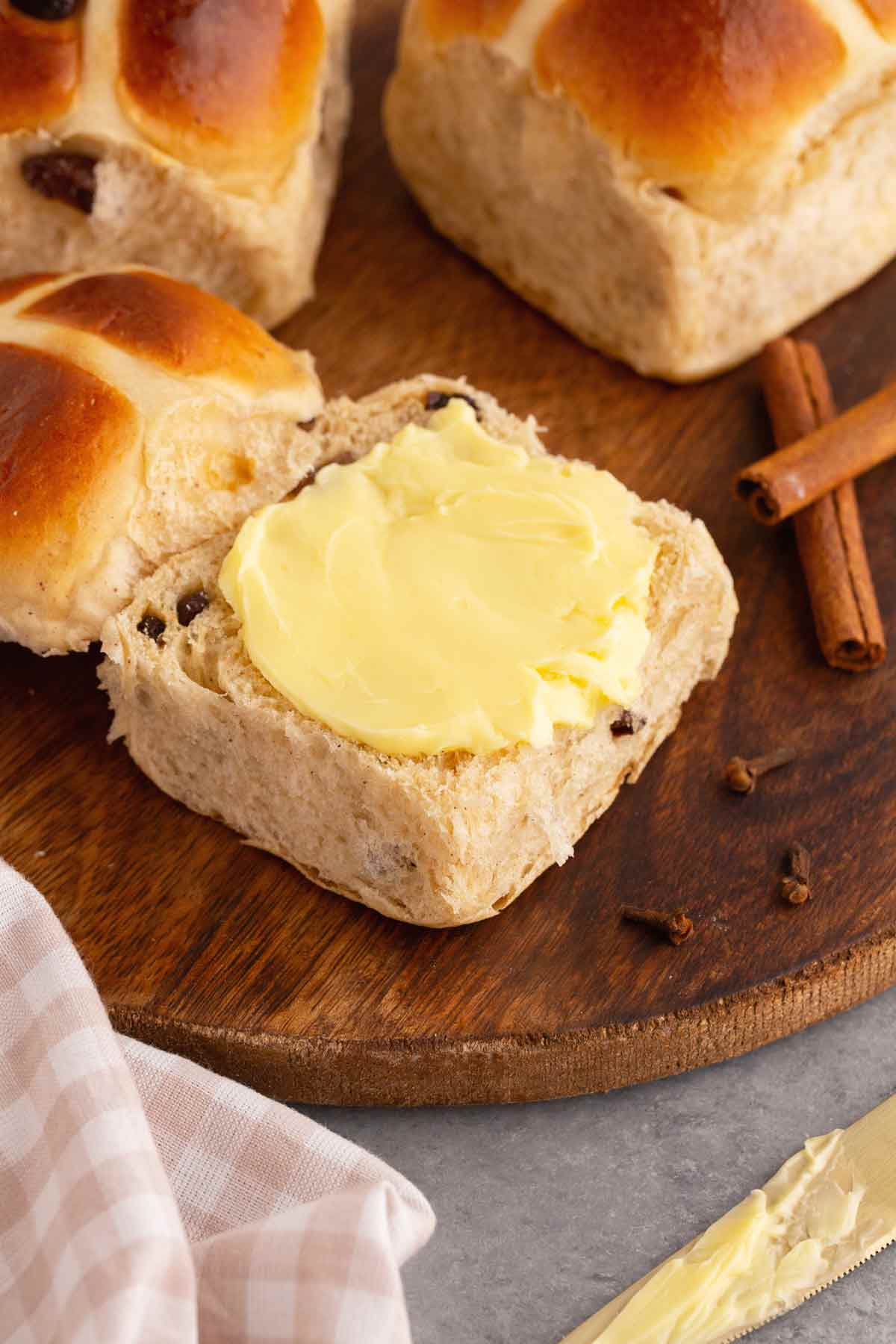 Hot Cross Buns with Currants