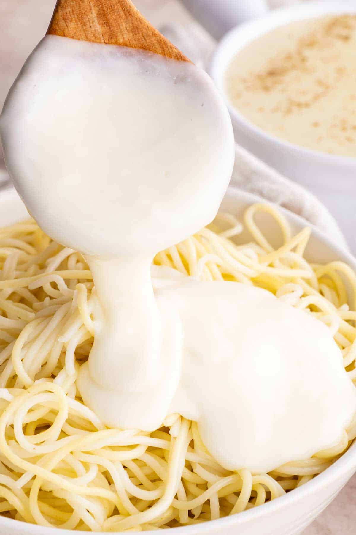 How to Make White Alfredo Sauce for Pasta