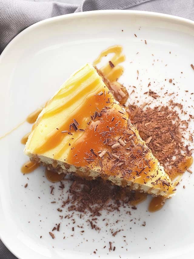 Cheesecake with caramel and chocolate shavings