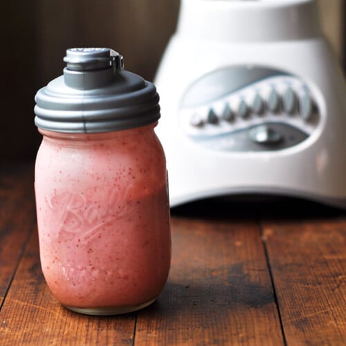 https://www.mightymrs.com/wp-content/uploads/mason-jar-blender-smoothie5-1-500x500.jpg