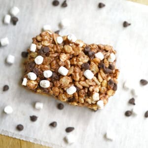 S'mores Rice Crispy & Oatmeal Treats with marshmallows, mini chocolate chips and graham crackers