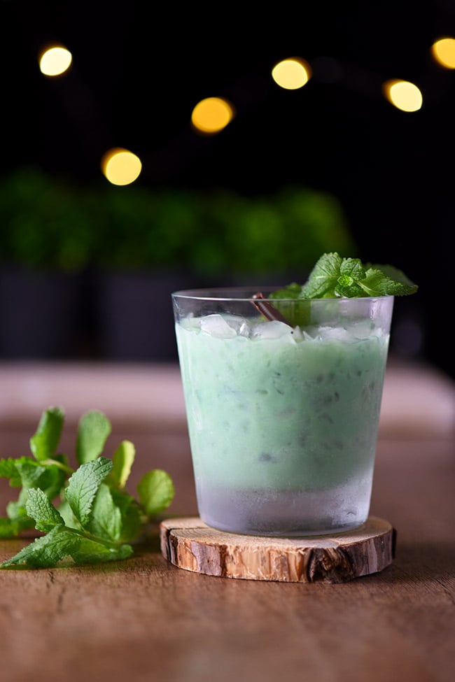 Thin Mint Cocktail - Just two ingredients! Tastes just like a thin mint Girl Scout cookie!