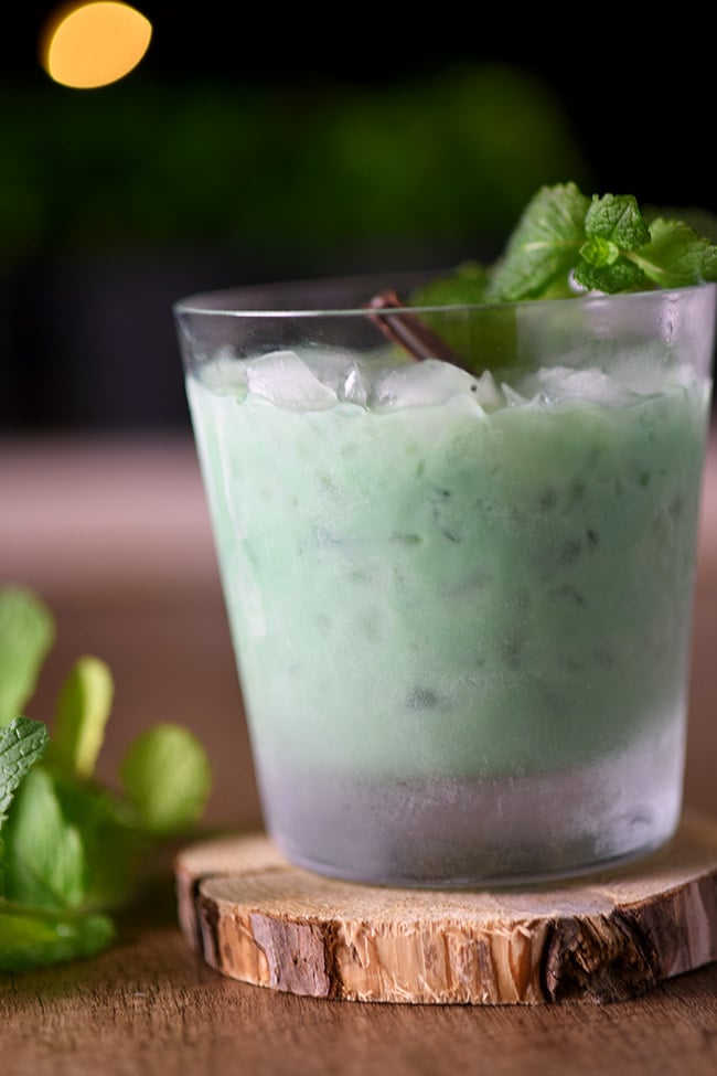 Thin Mint Cocktail - Just two ingredients! Tastes just like a thin mint Girl Scout cookie!